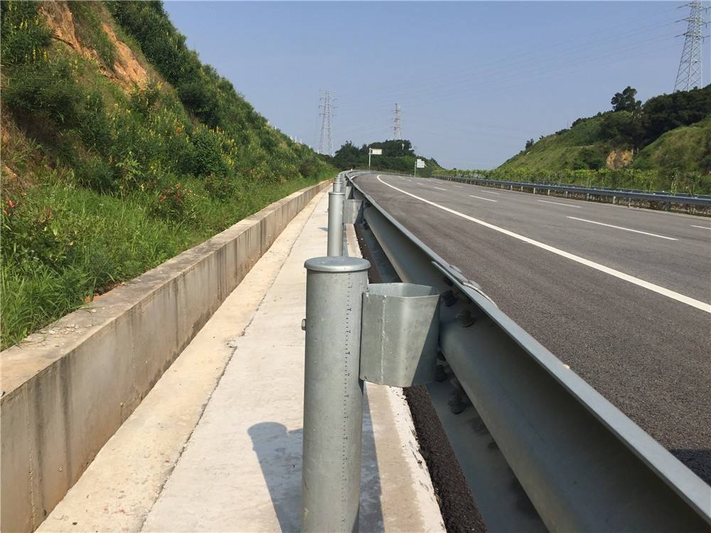 四川高速護(hù)欄廠(chǎng)家